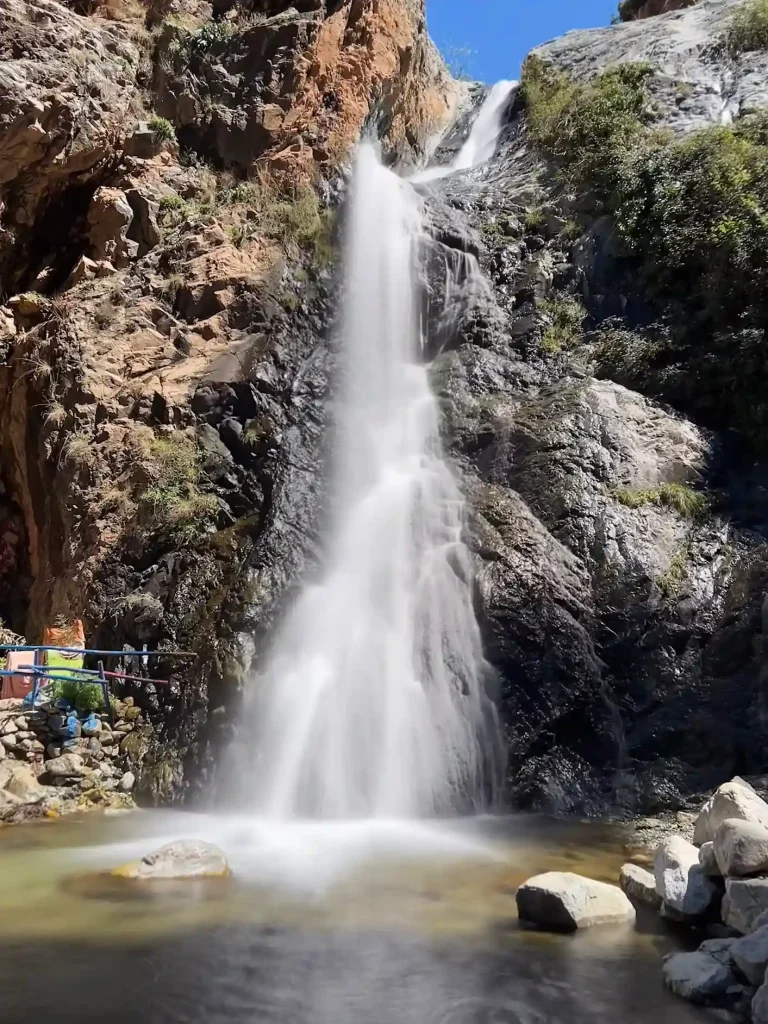 Cascada de agua en lo alto del Valle de Ourika