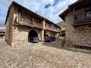 Casona de tres arcos en Bárcena Mayor