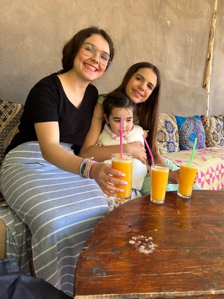 Las chicas tomando un zumo de naranja