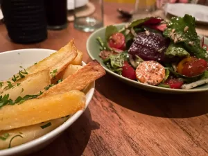 patatas y ensalada en Nomad