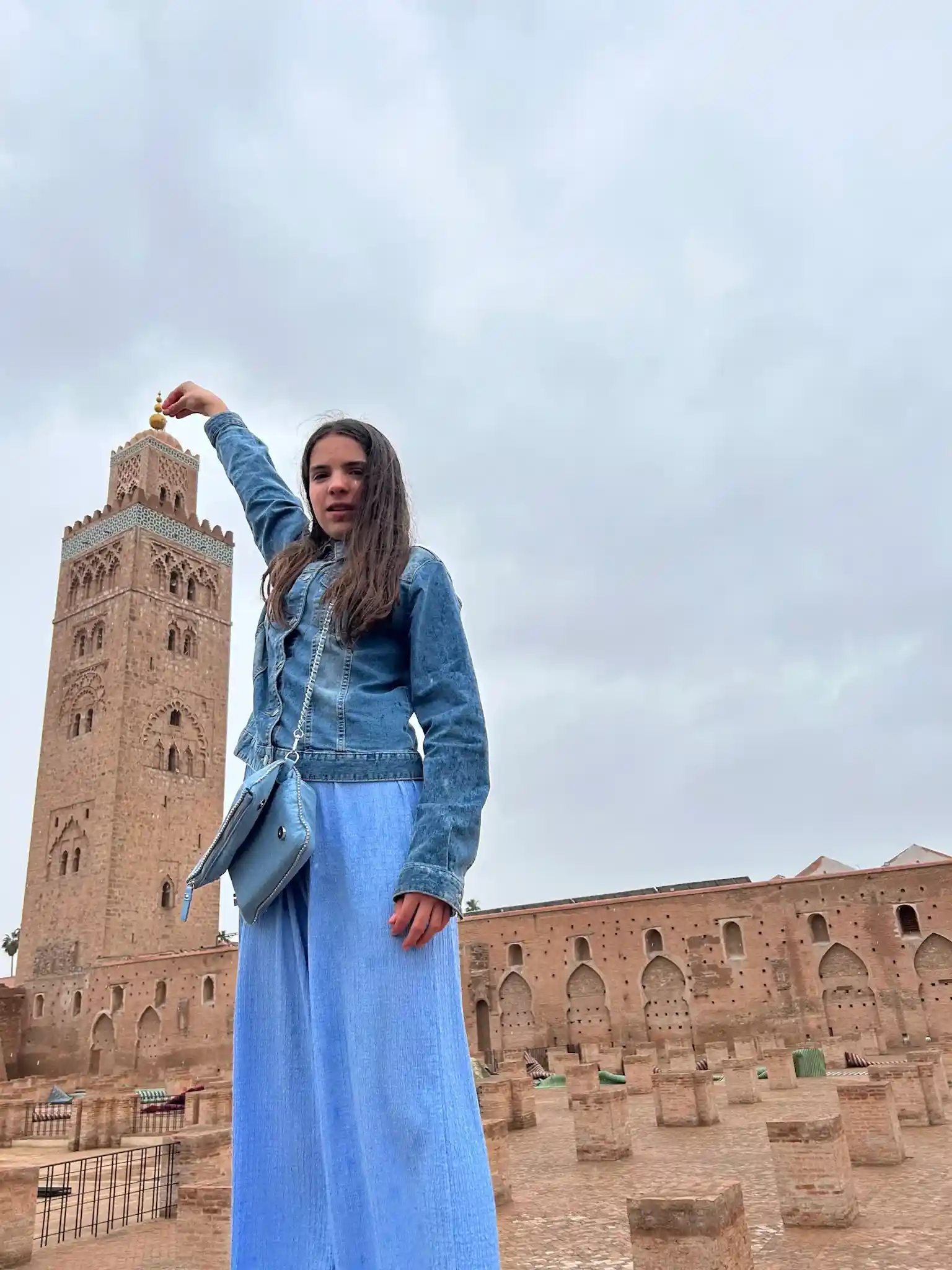 Paola cogiendo el minarete de la Mezquita de Koutoubia
