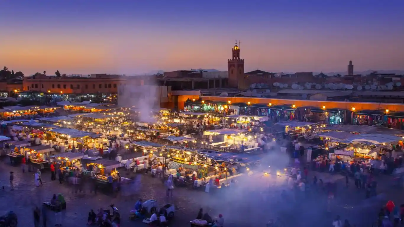 Plaza de Jemaa El-Fna con puestos de comida y mucha gente