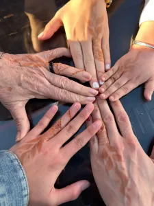 Manos tatuadas con henna