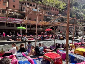 Restaurante con un río pasando por el medio