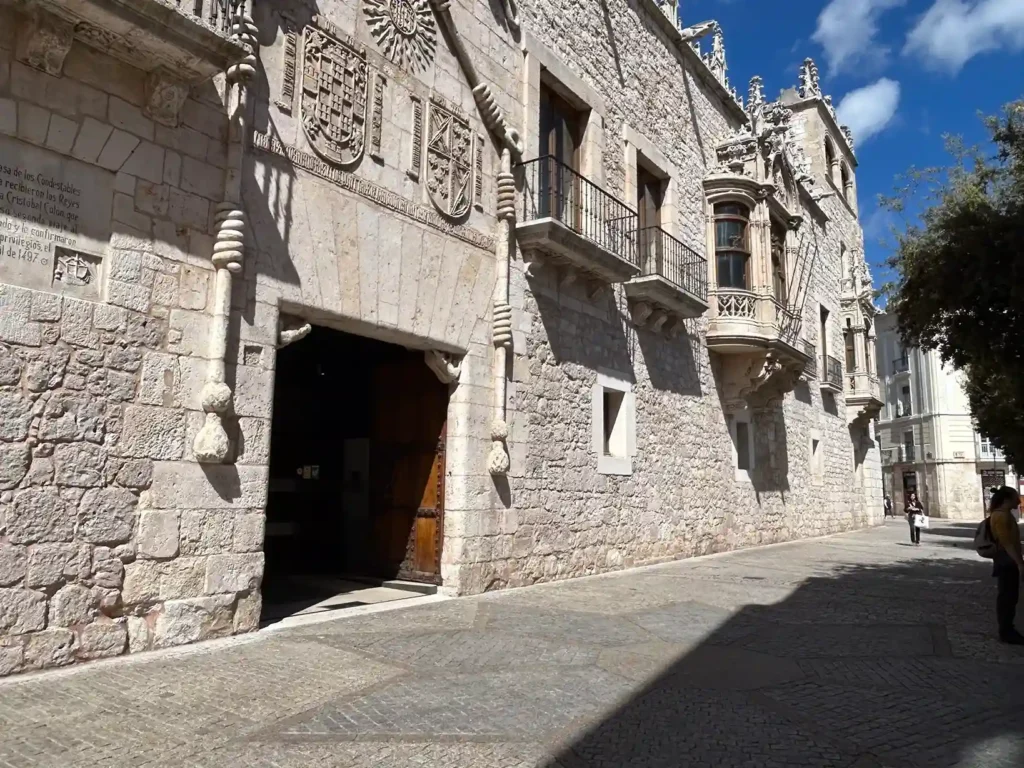 Casa de piedra con puerta de madera.

Casa del Cordón en Burgos

Fuente: Glutendtrotters