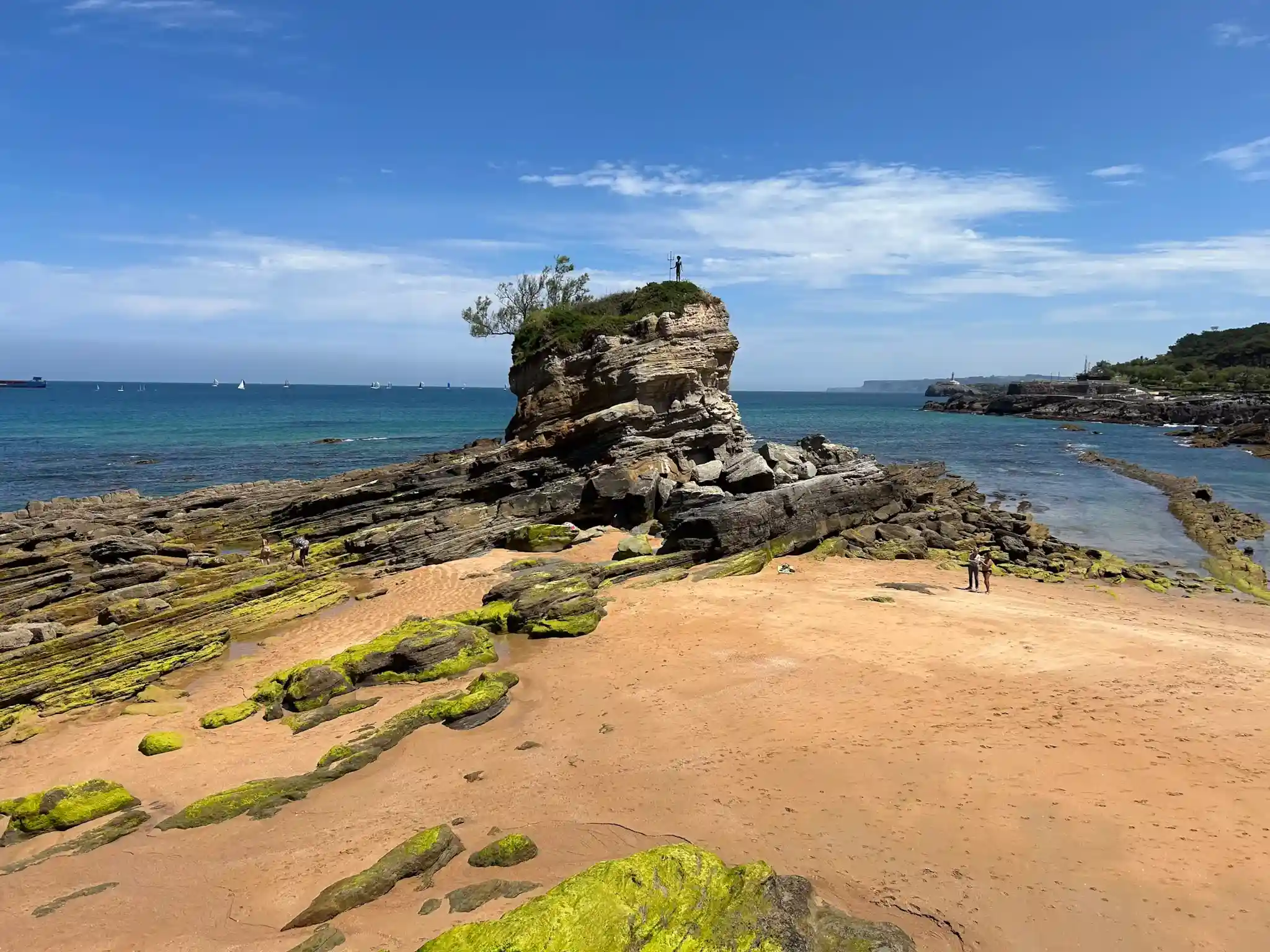 Playa de El Camello y la roca del diablo