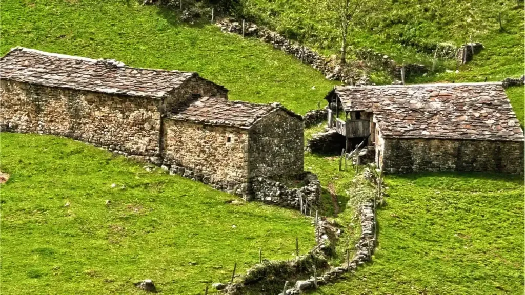 Cabañas pasiegas típicas de Vega de Pas

CANVA