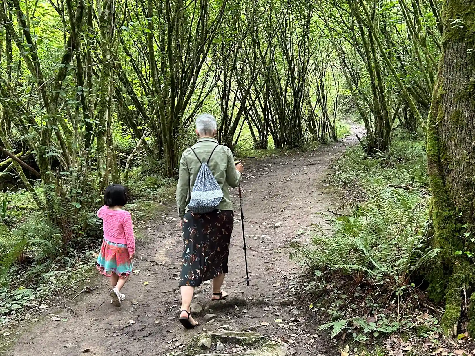 Rita y Manuela caminado por el bosque del Churrón de Borleña