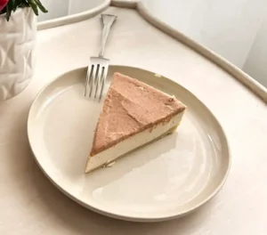 Tarta de queso fría con base de almendra y membrillo sin azúcar