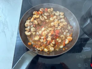 sofrito de verduras con las gambas