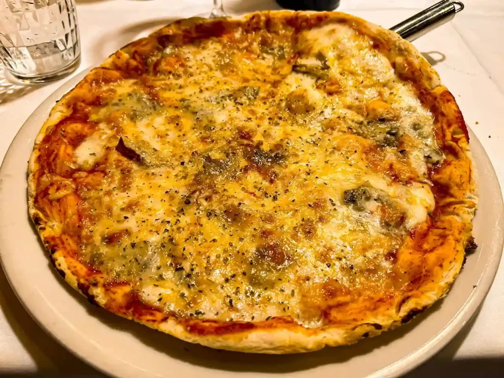 Pizza sin gluten cuatro quesos en Restaurante Modena