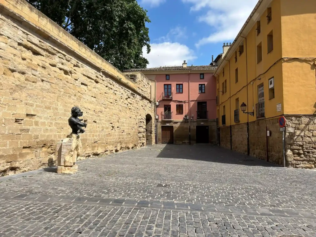 Muro del Revellín con estatua
