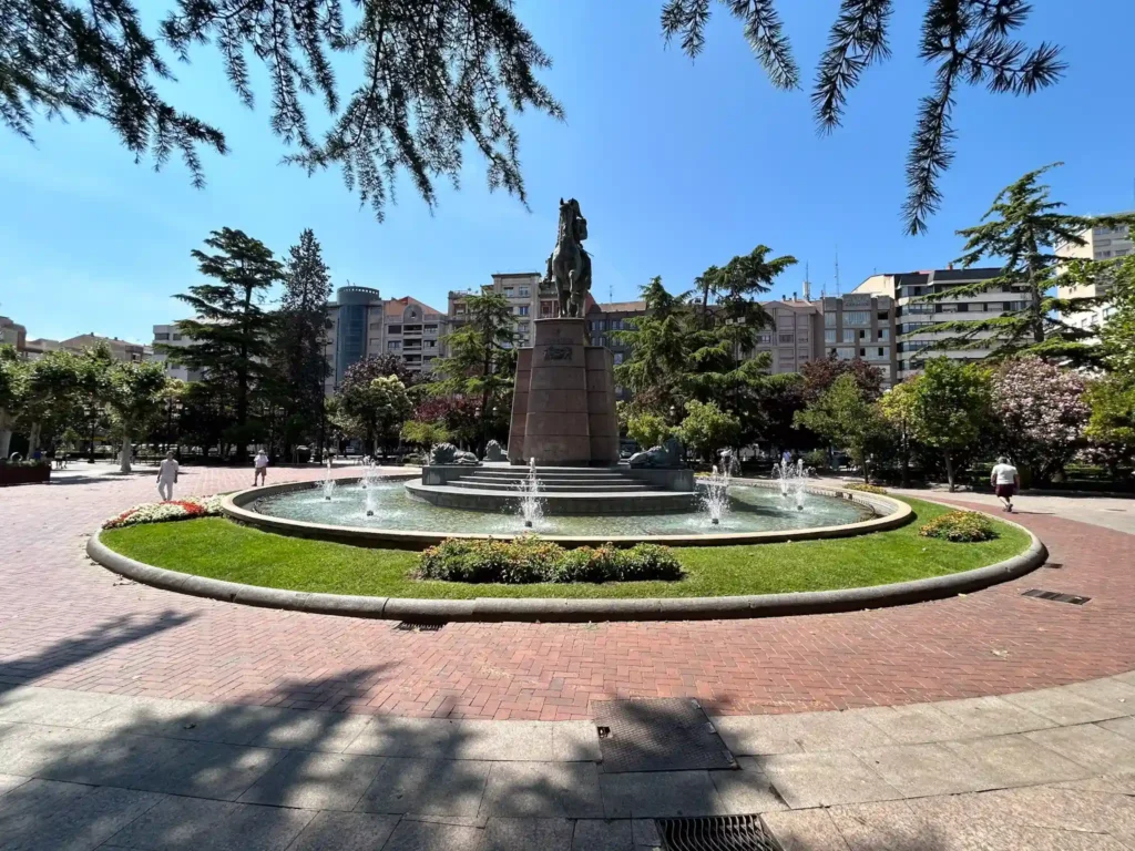 Paseo y Parque del Espolón con la estatua de Espartero