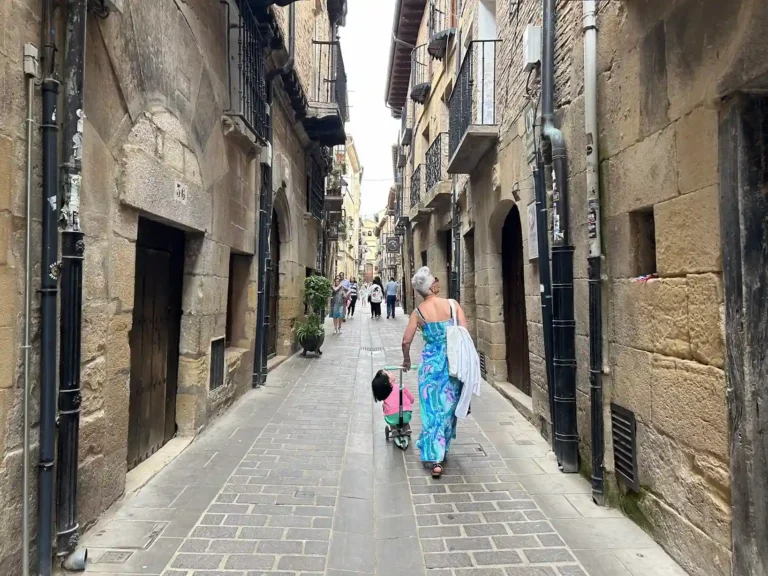 Paseando por la calle Mayor de Laguardia