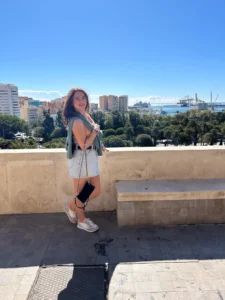 Chica posando para una foto en Málaga