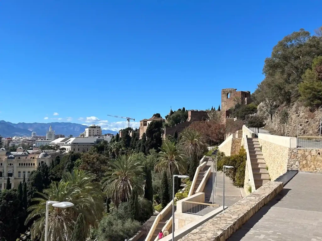 Paseo con la Alcazaba de Málaga al fondo