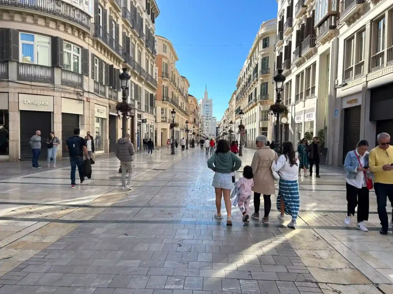 Recorriendo una calle peatonal. Calle de Larios en Málaga de día.