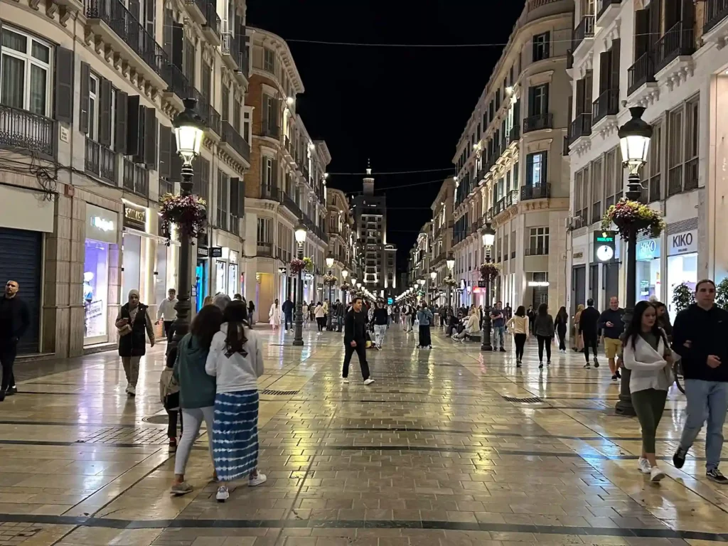 Recorriendo una calle peatonal. Calle de Larios de noche.