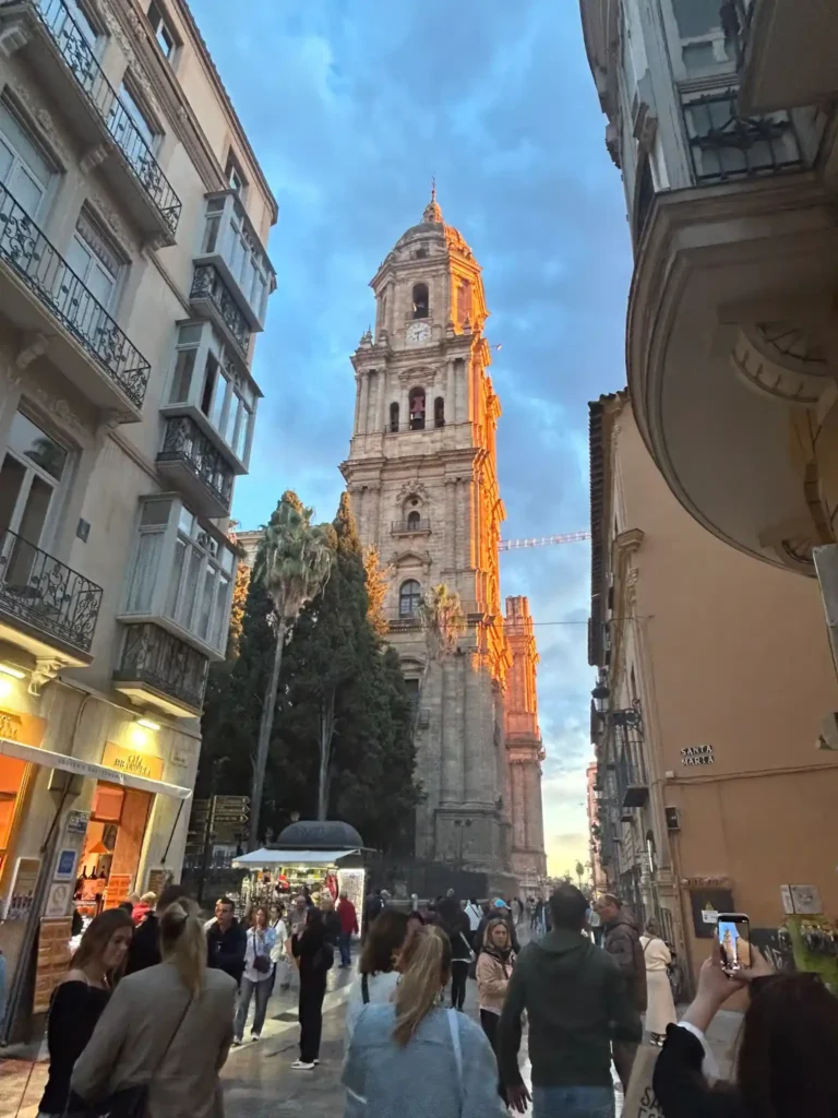 Foto de la torre de una catedral al atardecer. Catedral de Málaga.