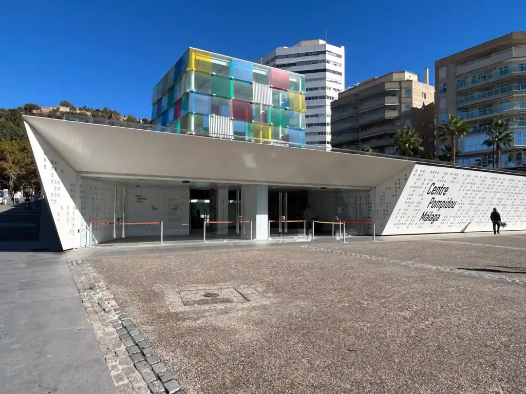 Museo con un cubo de colores encima. Centro Pompidou 