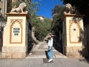 Chica posando a la entrada de un cementerio