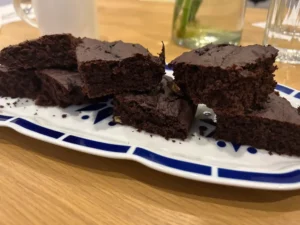 trozos de brownie sin gluten en una bandeja cerámica de color blanco y azul.