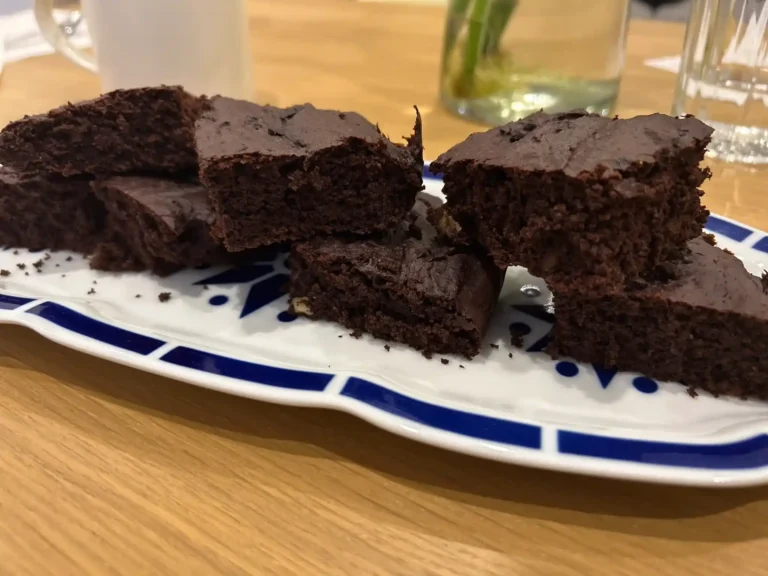 trozos de brownie sin gluten en una bandeja cerámica de color blanco y azul.