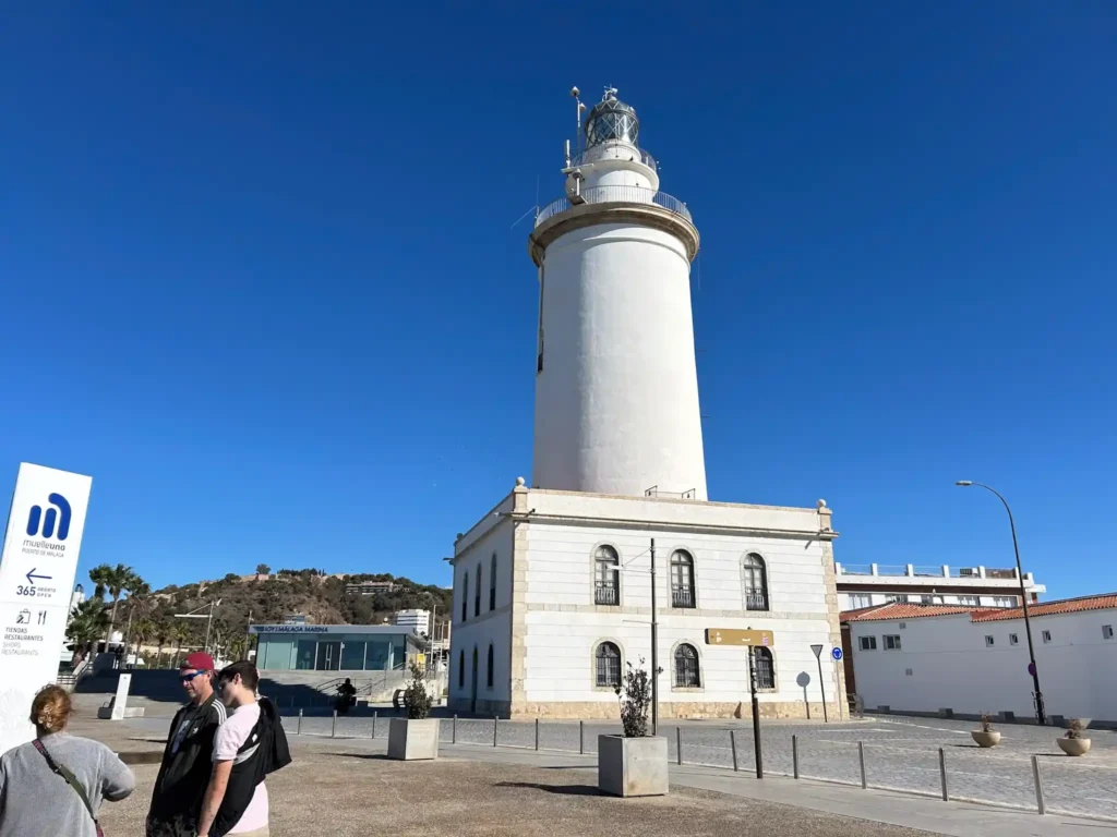 Faro de color blanco. La Farola de Málaga.