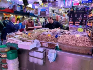 Puesto de encurtidos en un mercado. Mercado de las Atarazanas en Málaga.