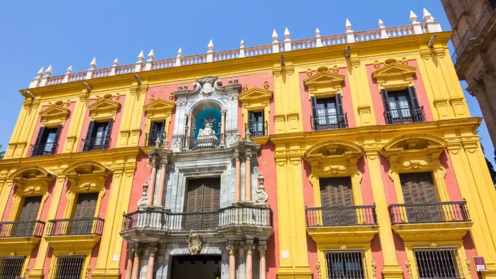 Palacio de colores amarillo mostaza y ocre. Palacio Episcopal de Málaga. Fuente: Canva