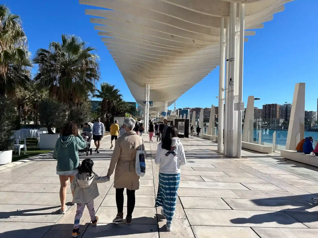 Paseo de un puerto con un techo por encima. Puerto de Málaga.