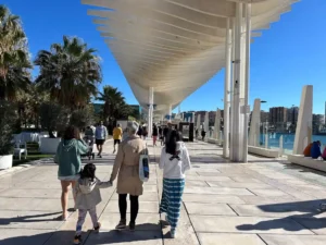 Paseo de un puerto con un techo por encima. Puerto de Málaga.