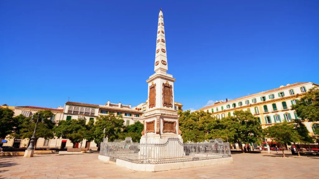 Plaza con monolito en medio. Plaza de la Merced en Málaga. Fuente: Canva