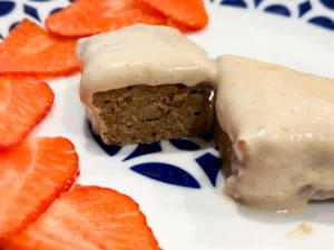 Blondie sin gluten troceado con fresas cortadas en láminas alrededor