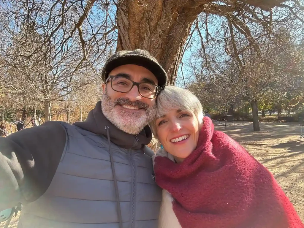 Una pareja. Él con una visera y ella con el pelo blanco y una funda.