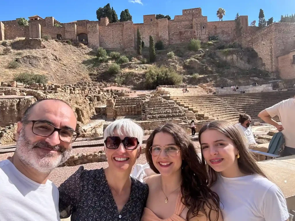 Teatro romano de Málaga con cuatro personas posando