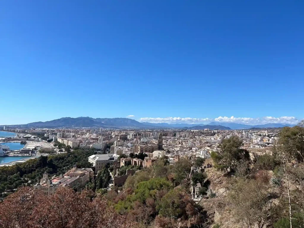 Vistas de una ciudad desde un mirador. Málaga.