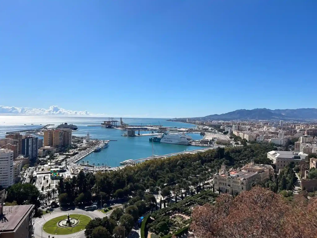 Vistas de un puerto de una ciudad (Málaga) desde un mirador