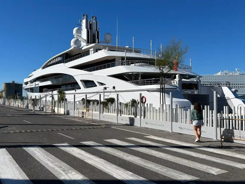 Yate atracado en el puerto de Málaga