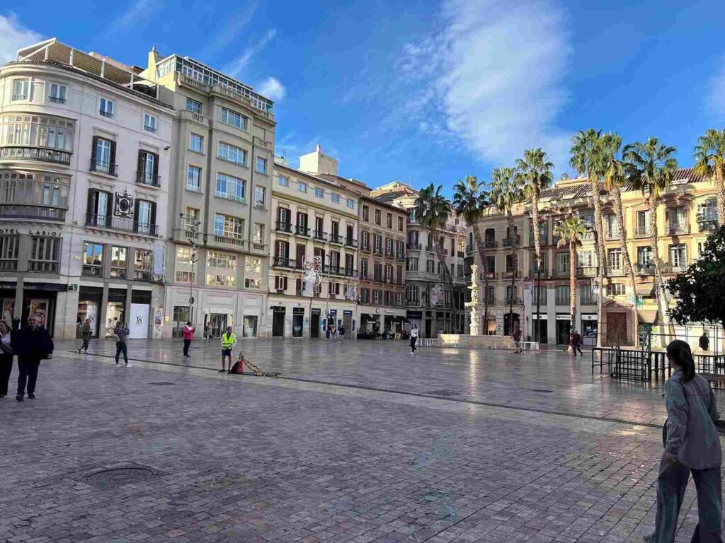 Plaza peatonal en Málaga llamada Plaza de la Constitución