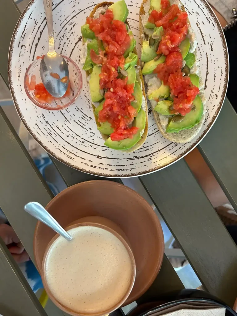 Café con tostas sin gluten en Reviv Café Málaga