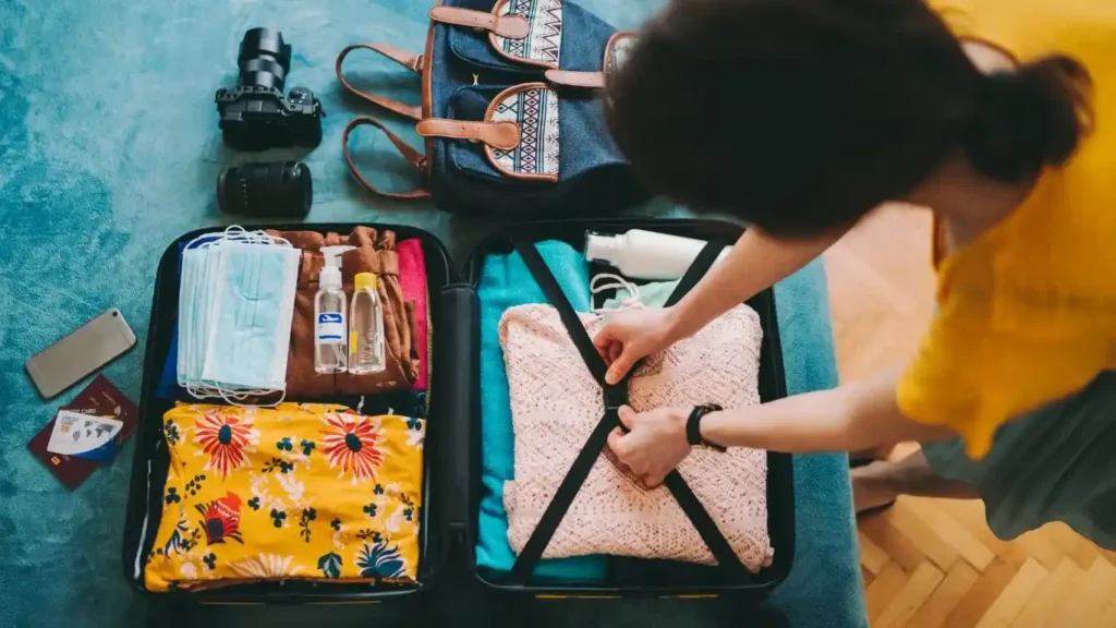 Mujer organizando una maleta de viaje