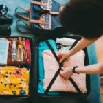 Mujer organizando una maleta de viaje