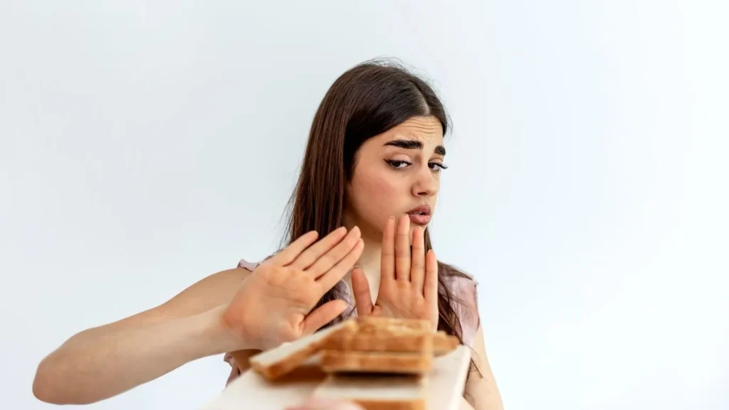 Chica rechazando gluten por contaminación cruzada