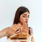 Chica rechazando gluten por contaminación cruzada