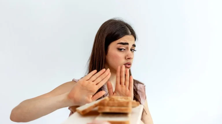 Chica rechazando gluten por contaminación cruzada