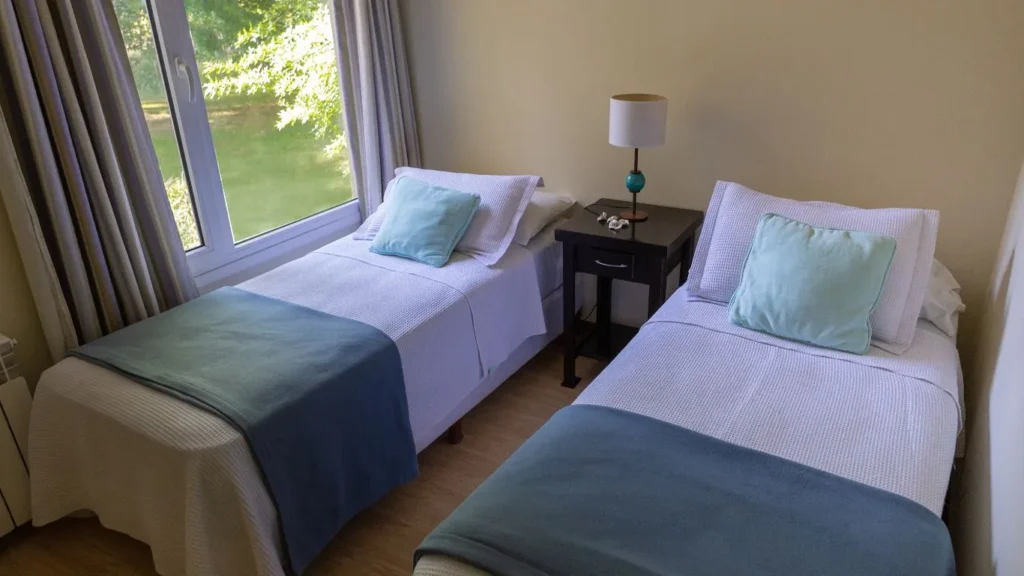 Habitación clásica de dos camas de un hostal

Canva.com