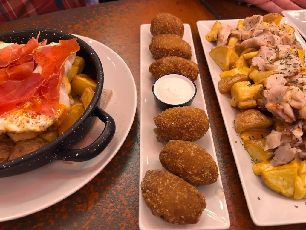 Croquetas, huevos rotos y patatas en La Lina