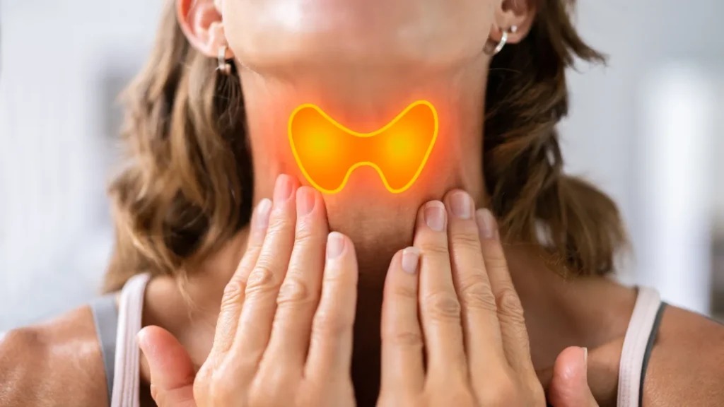 Mujer con la tiroides inflamada