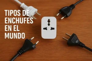 Un adaptador y cuatro clavijas de enchufes diferentes Tipos de enchufes en el mundo